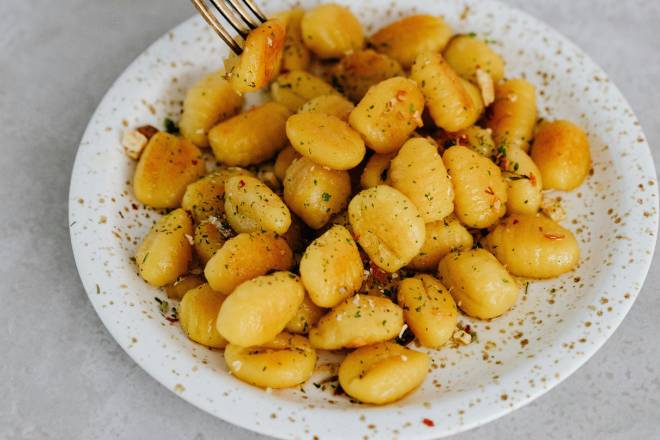 Gratin de Patate Douce au Fromage Affiné, Herbes Aromatiques et Légumes Croquants Rôtis au Four