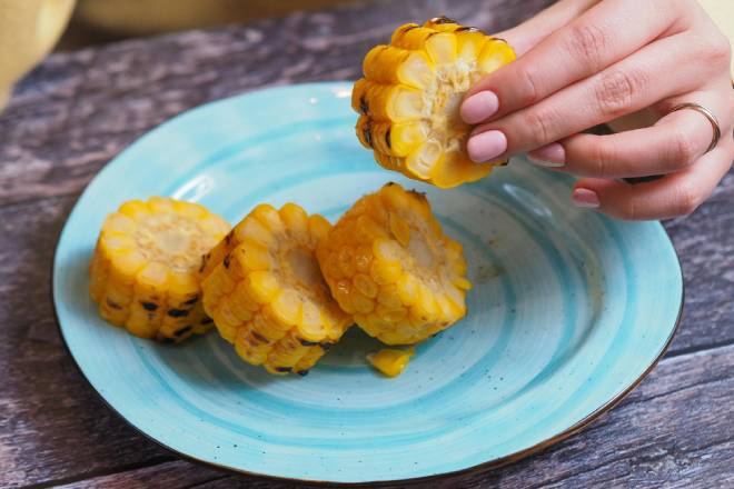 Épi de Maïs Grillé Maison, Doré à la Perfection, Parfumé au Beurre et Aux Herbes Aromatiques, Accompagné d’une Pointe de Citron et d’Épices Douces