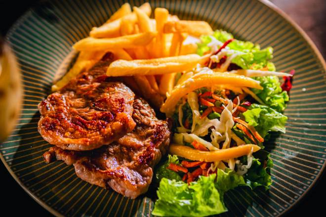 Frites Maison Dorées et Croustillantes, Parfumées à l’Huile d’Olive et Sel Marin, Servies avec Sauce Gourmet aux Herbes et Épices Douces