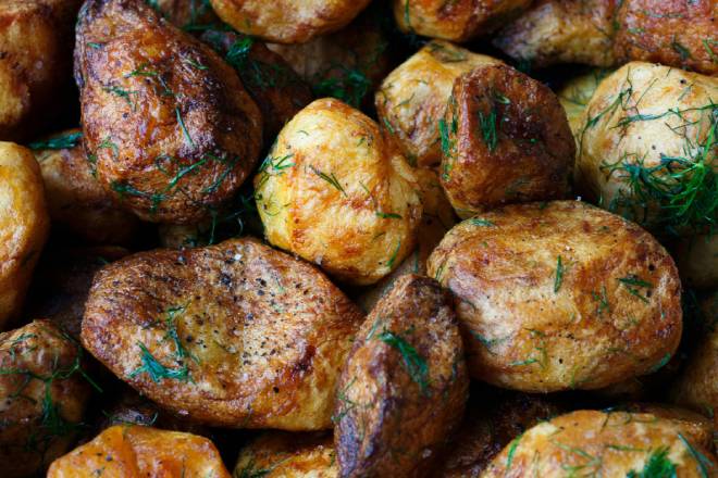 Patate Douce Rôtie à l’Ail, Beurre Fondant et Herbes Aromatiques, Parfumée aux Épices Méditerranéennes pour un Accompagnement Gourmand et Raffiné