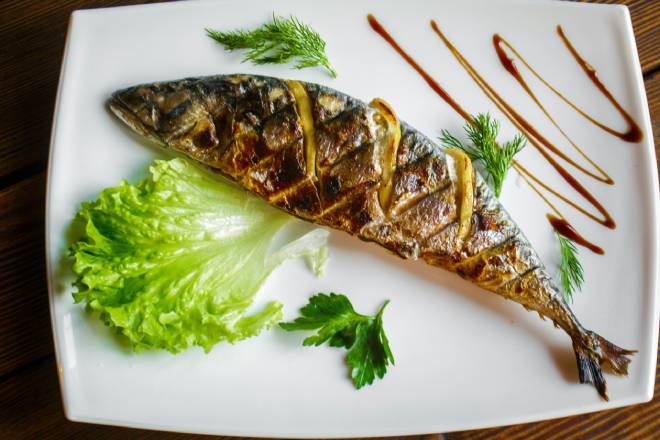 Filet de Poisson Grillé à la Méditerranéenne, Parfumé aux Herbes Fraîches, Citron et Épices Douces, Accompagné de Légumes Croquants Rôtis