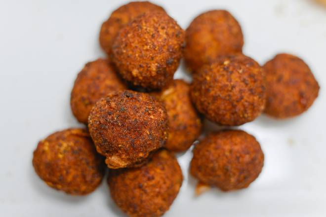 Boulettes de Viande Maison aux Herbes et Épices Méditerranéennes, Sauce Tomate Parfumée, Servies avec Légumes Fondants et Garniture Gourmande