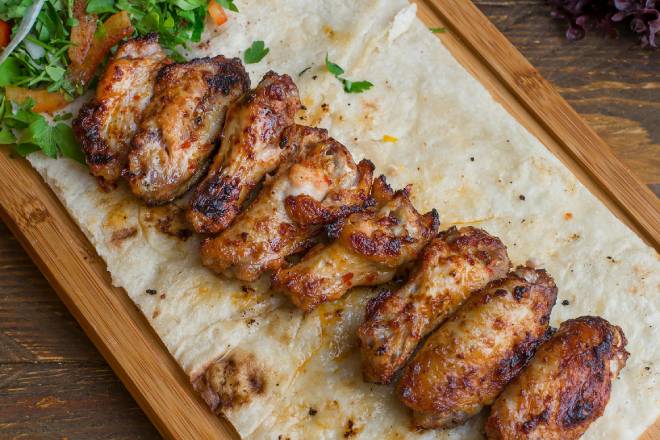 Ailes de Poulet Grillées aux Épices Méditerranéennes et Herbes Aromatiques, Marinade Savoureuse et Légumes Rôtis Fondants