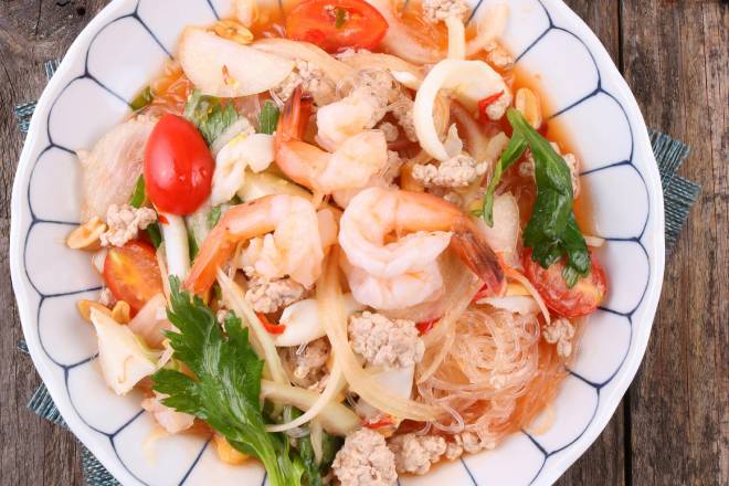 Crevettes Sautées aux Herbes Fraîches et Épices Exotiques, Sauce Crémeuse à l’Ail et Citron, Accompagnées de Légumes Croquants et Riz Parfumé