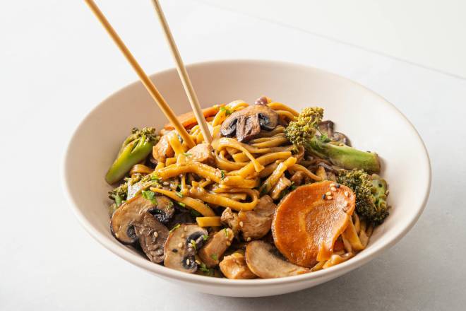 Nouilles du Lotus aux Saveurs Thaï, Mélange Raffiné de Légumes, Herbes et Sauce Piquante Douce