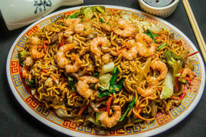 Macaronis Impérial aux Crevettes, Sauce Crémeuse à l’Ail et Citron, Légumes Croquants et Herbes Fraîches